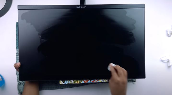 clean monitor screen